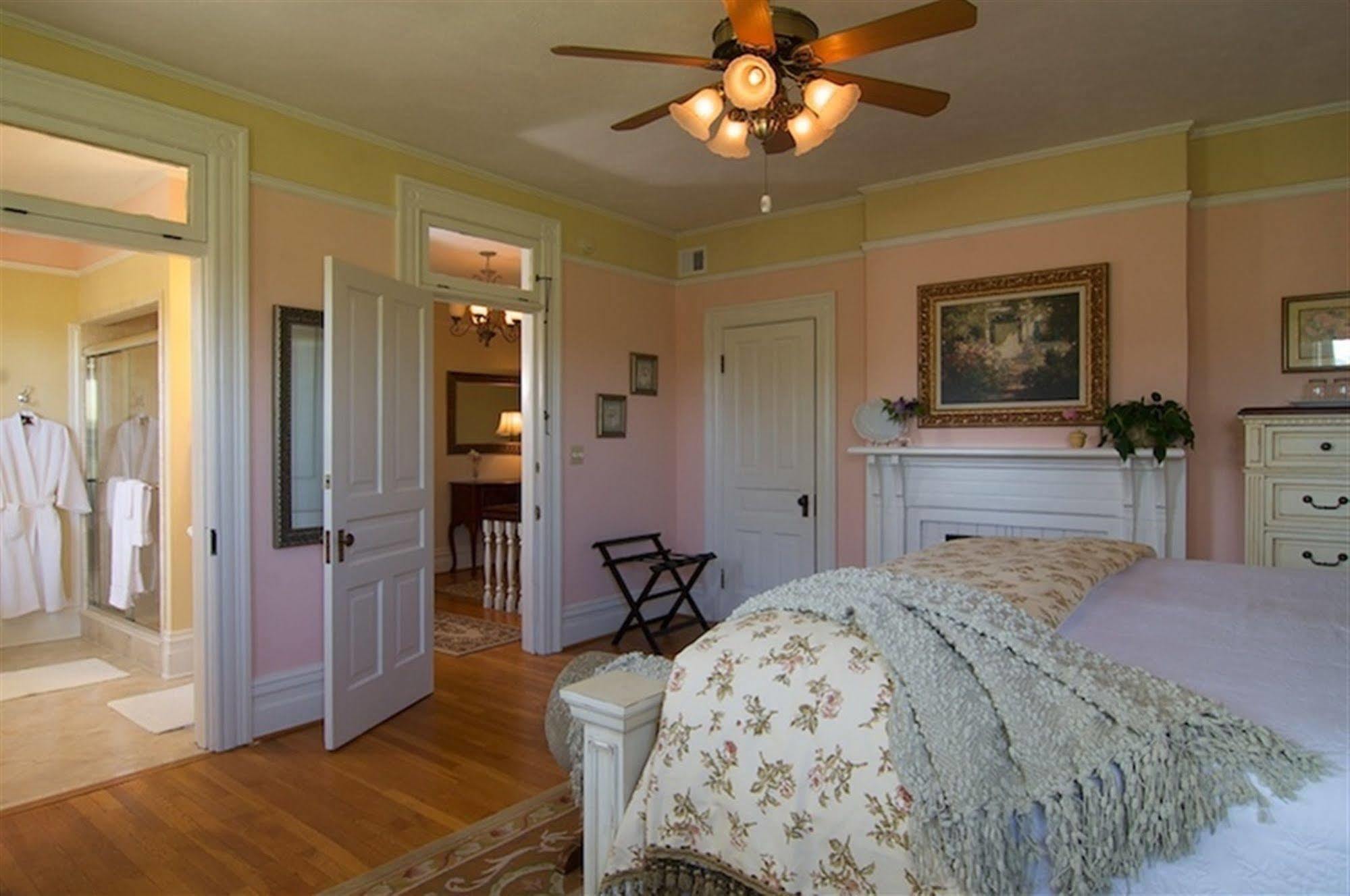Oak Hill On Love Lane Bed And Breakfast Inn Waynesville Szoba fotó